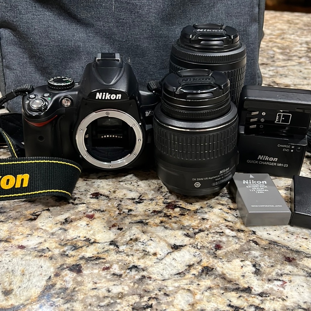 Nikon D5000 DSLR Camera 18-55mm and 55-200mm Lenses 2 Batteries with Backpack